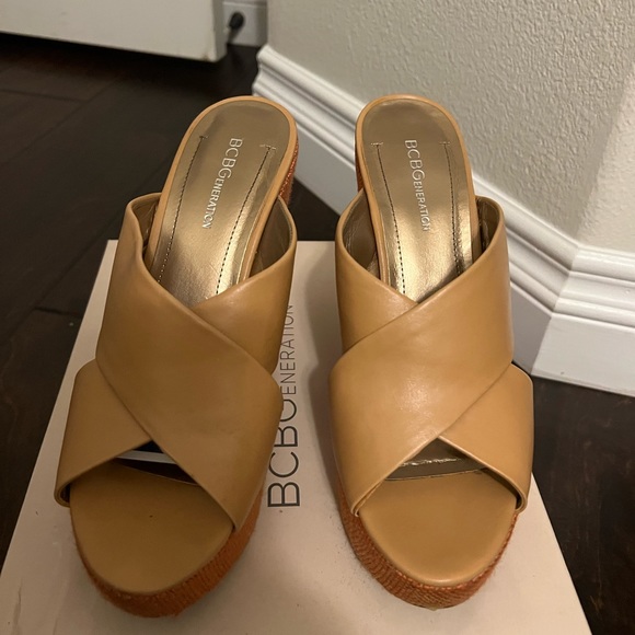 BCBG wedge heel - Picture 2 of 3